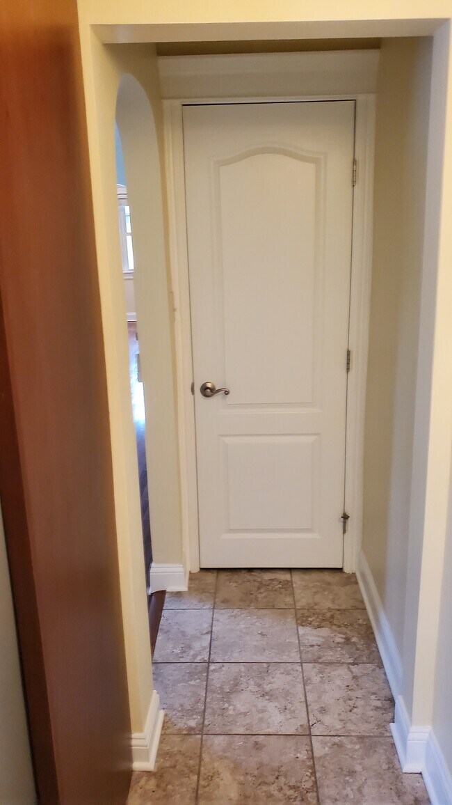 hall to laundry closet - 954 Meade Ave