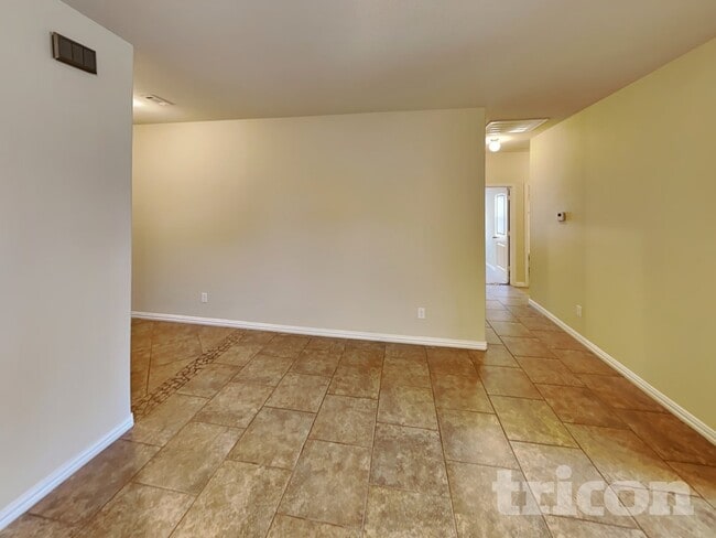 Foto del edificio - 8405 Weeping Cherry Ln