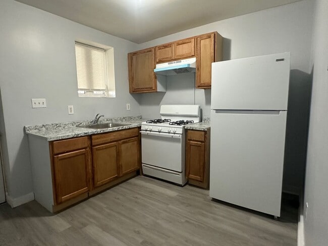 Foto del edificio - 2 Bed Row Home- Chester, PA