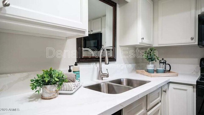 Foto del edificio - 1329 S Mitchell Dr