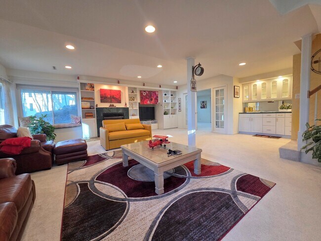 Foto del edificio - 1025 Rosewood Dr