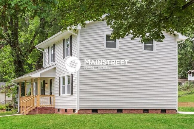 Foto del edificio - 3 Bedroom Pet-Friendly Home in Winston-Sal...