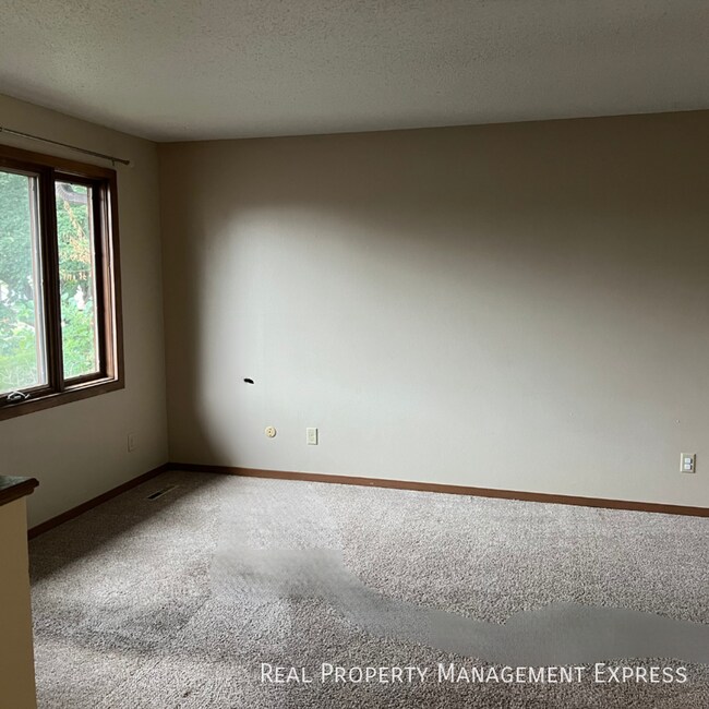 Foto del edificio - 3 Bedroom 2.5 Bathroom side-by-side duplex with lots of updates