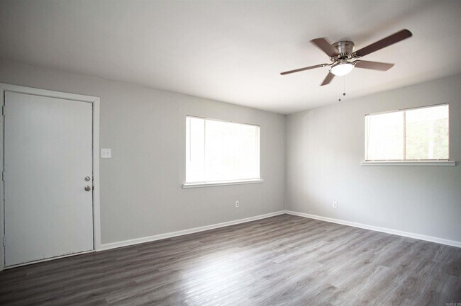 Building Photo - 10 Marigold Dr
