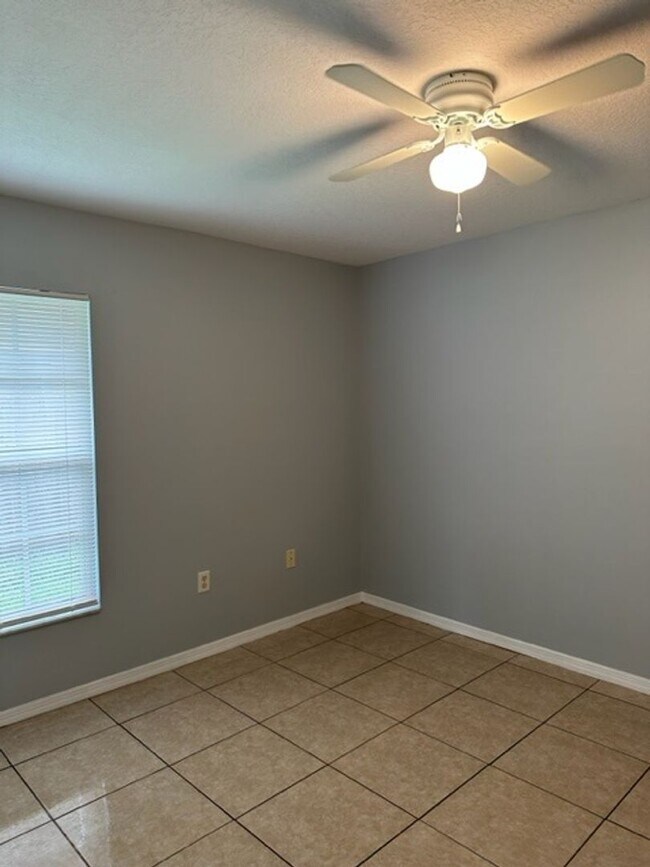 Building Photo - 2 Bed 2 Bath 1/2 Duplex in St Cloud close to Lakefront!