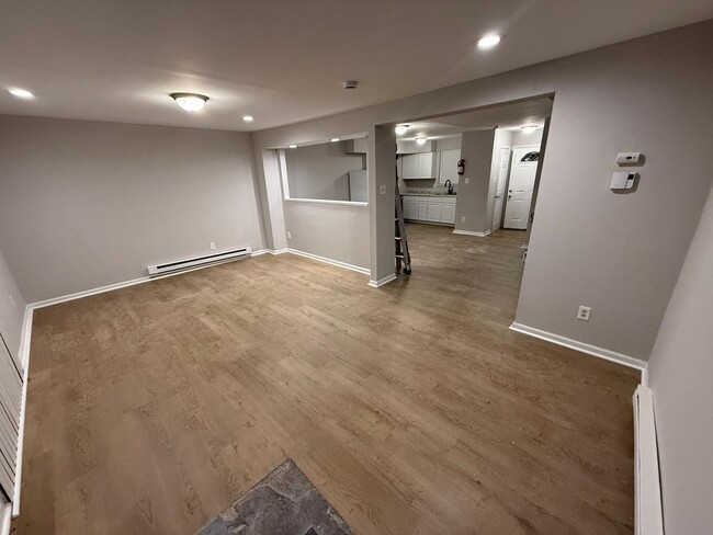 Building Photo - Spacious 3 Bedroom 1.5 Bath Townhome for RENT