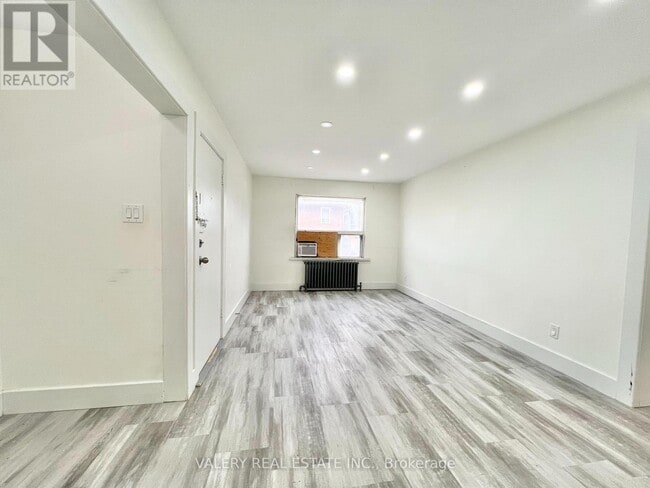 Building Photo - 15 Stavebank Rd S