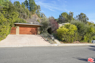 Building Photo - 1700 San Ysidro Dr