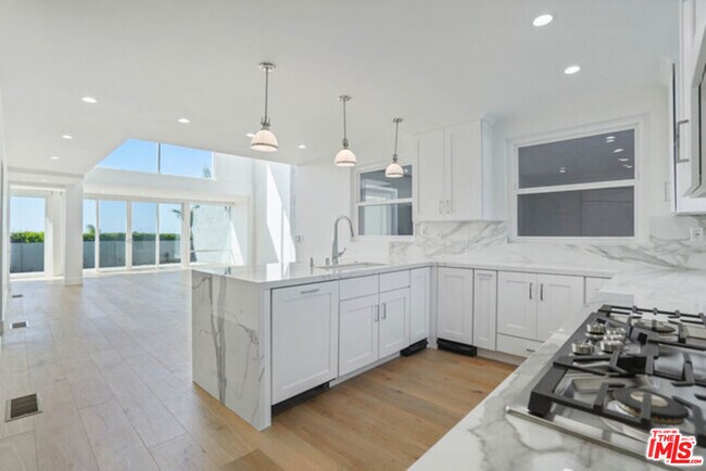 Foto del edificio - 7263 Birdview Ave