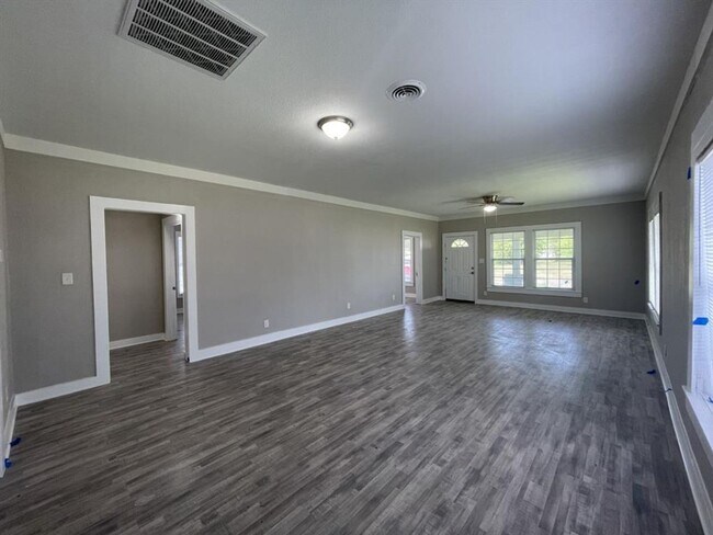 Foto del edificio - 3 bed, 1 bath with lots of updates! New fl...