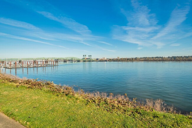 Foto del edificio - GORGEOUS CONDO ON HAYDEN ISLAND WITH COLUM...