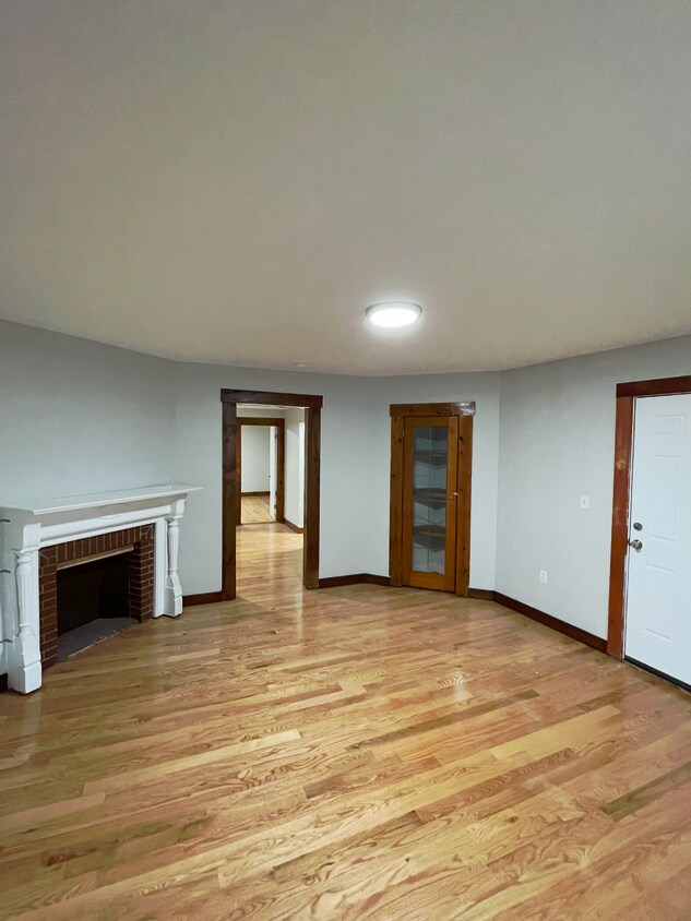 Spacious living room - 12 Watson St