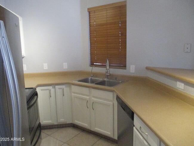 Building Photo - 2165 N San Vincente Dr