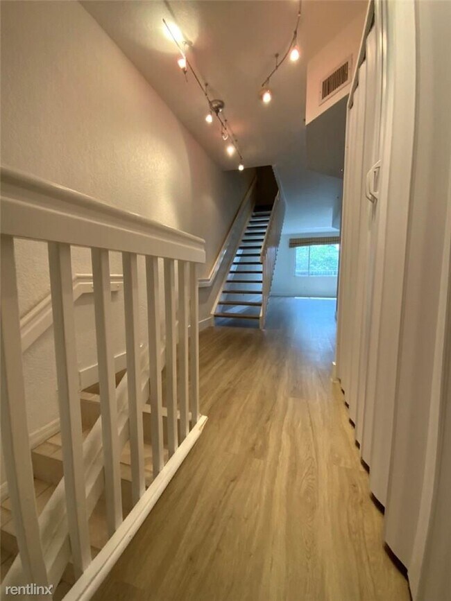 Building Photo - 3 br, 3 bath Townhome - 701 SW 148th Ave