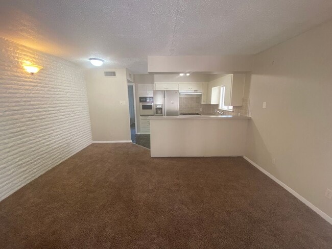 Building Photo - UT PRE-LEASE: West Campus 2 bed/1 bath fou...