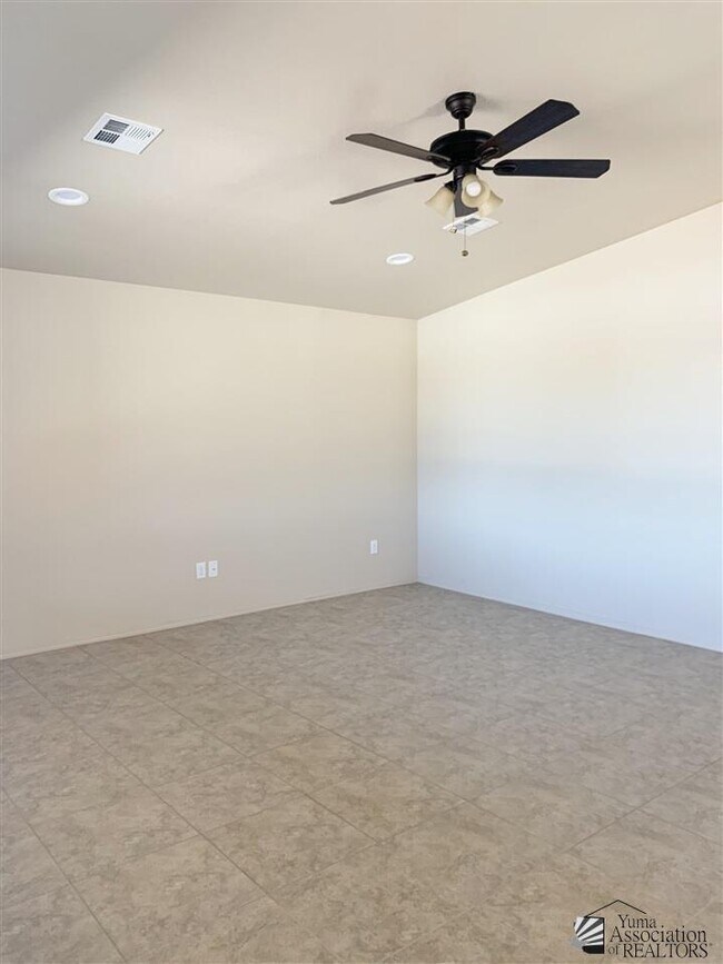 Foto del edificio - 10158 E 33rd St