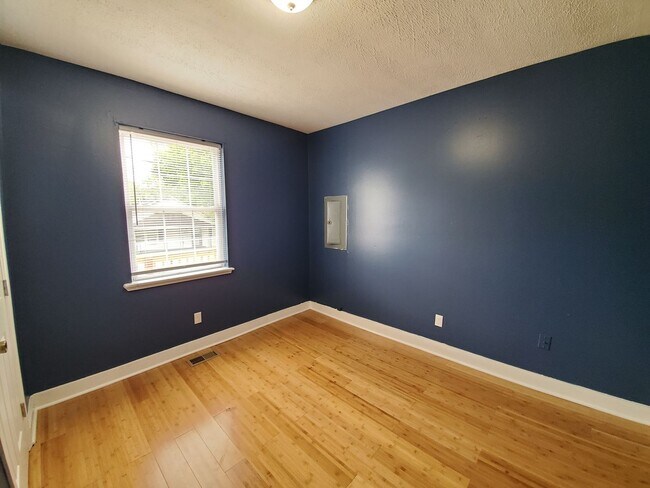 Building Photo - 3 Bedroom House Now Available!!!!  Move in...