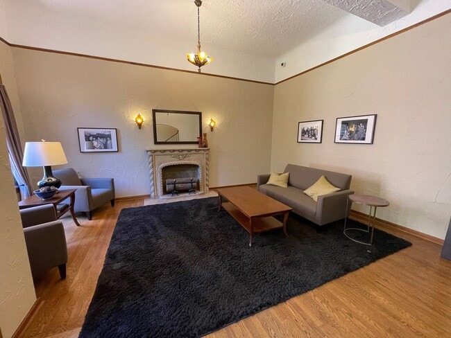 Building Photo - Queens Court Large Charming 1 Bedroom Available Now! Highly Desirable Queen Anne Location