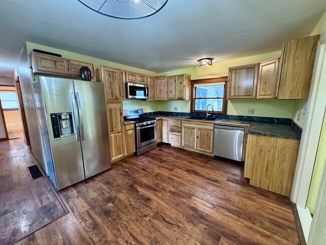 Foto del edificio - 3-Bedroom Country Home on Nearly 5 Acres with Detached Garage