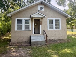 Building Photo - 125 Plain St