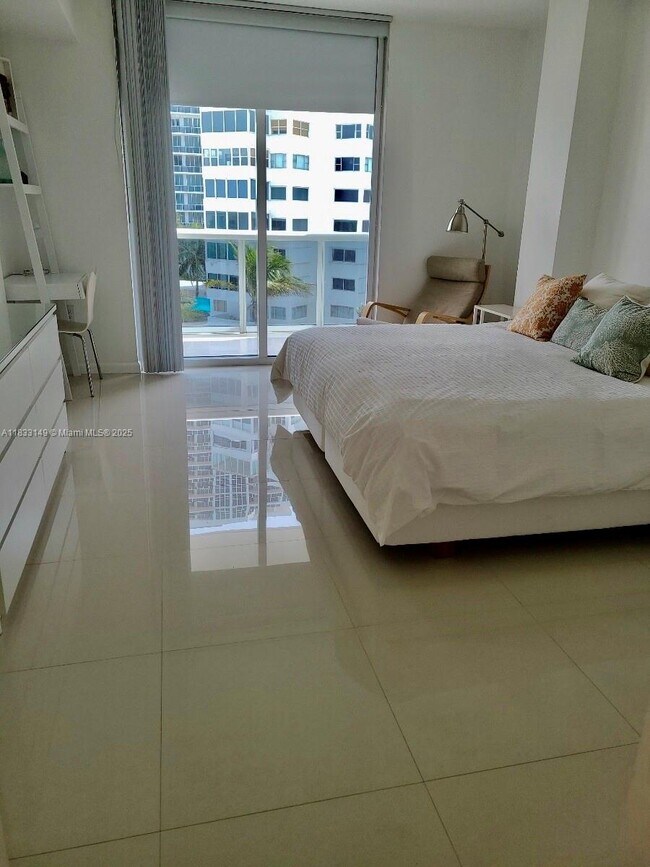 Building Photo - 10275 Collins Ave