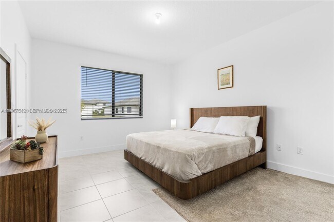 Foto del edificio - 5061 Penella Ave