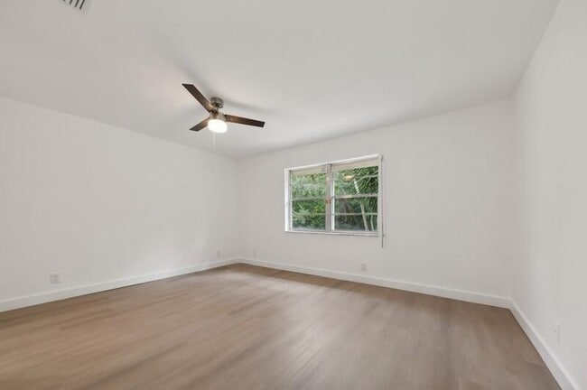 Building Photo - 240 Lake Frances Dr