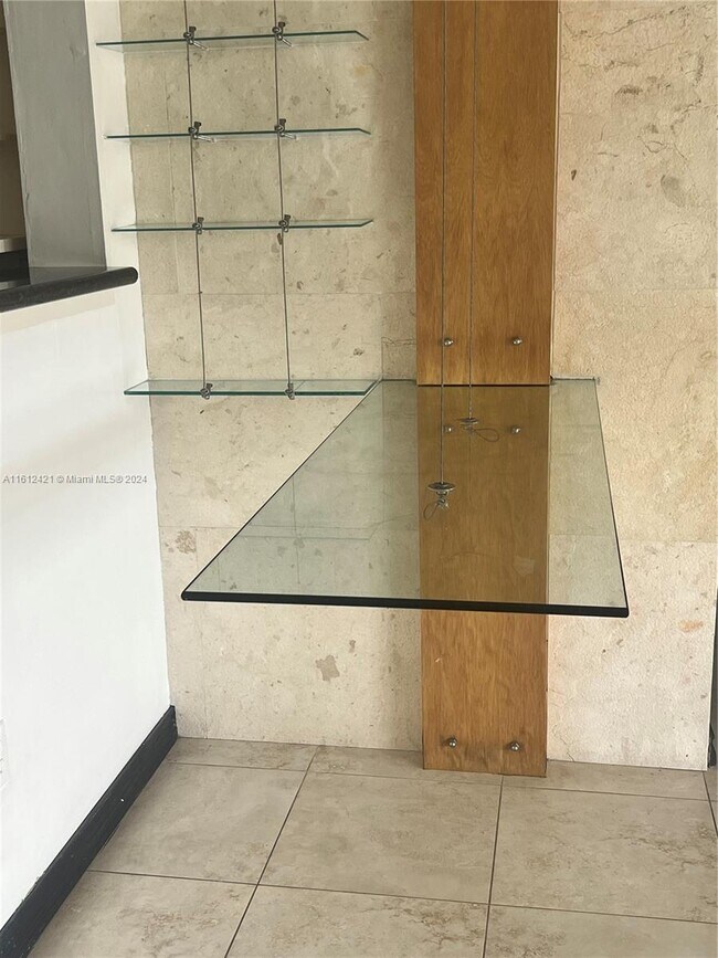 Foto del edificio - 9300 Bay Harbor Terrace