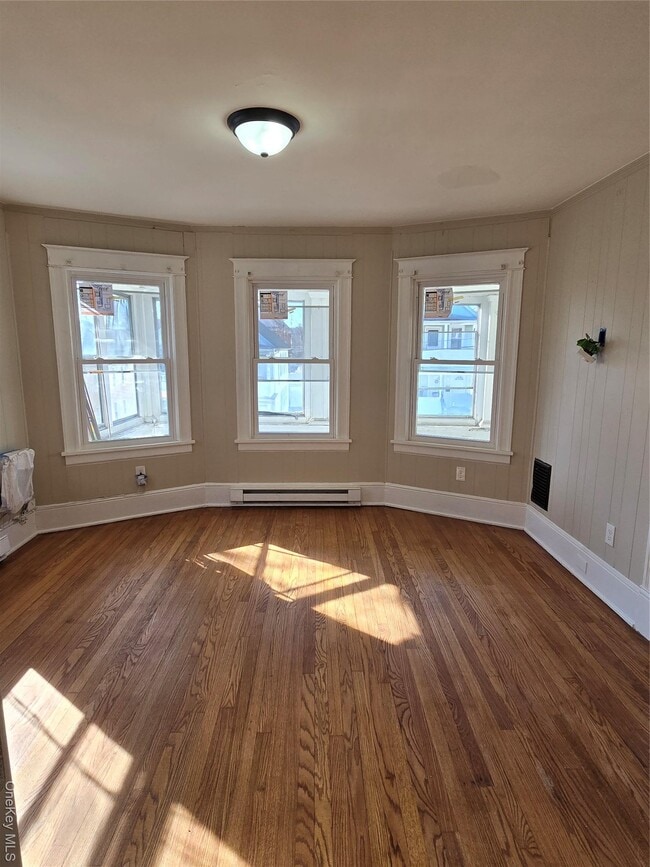 Foto del edificio - 25 Roosevelt Ave