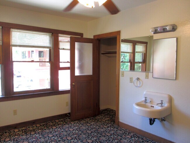 Foto del edificio - ROOMMATE NEEDED!!!  Beautiful  5+ Bedrooms...