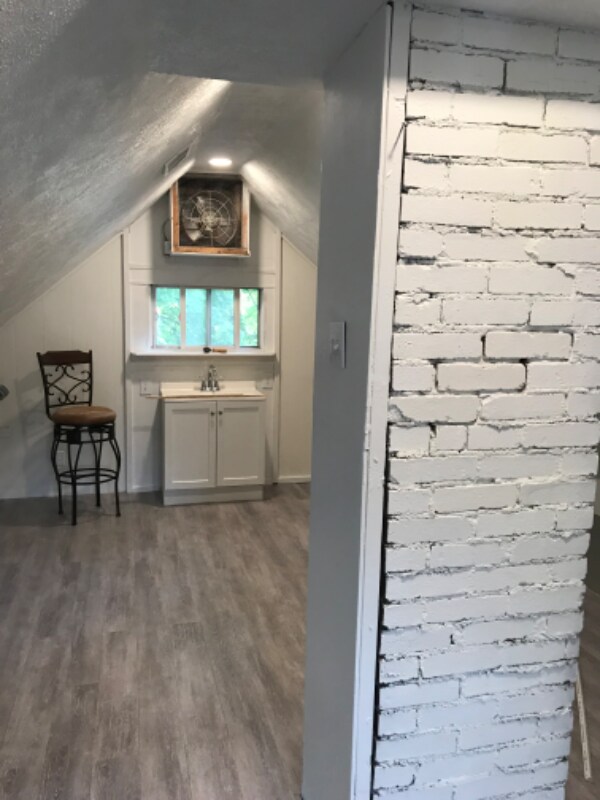 Building Photo - 504 Rentschler St
