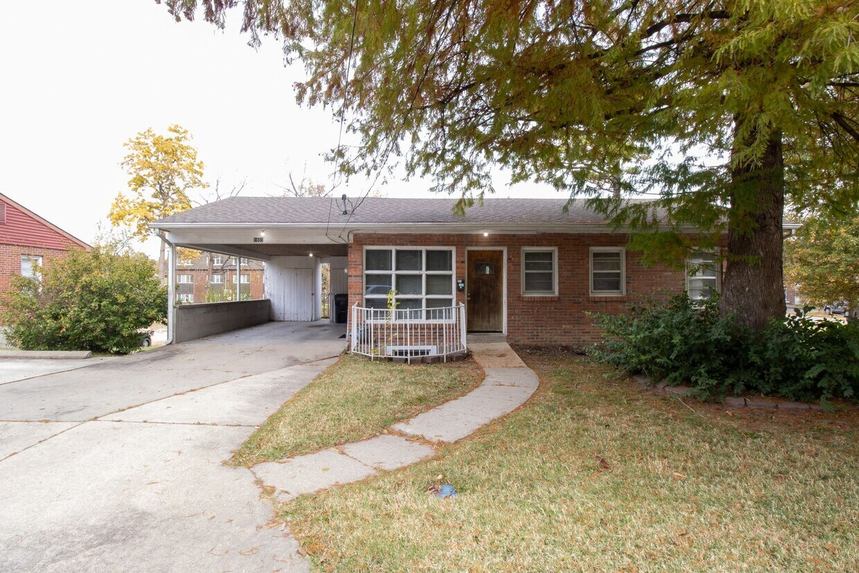 Primary Photo - 5 Bed 2 Bath House