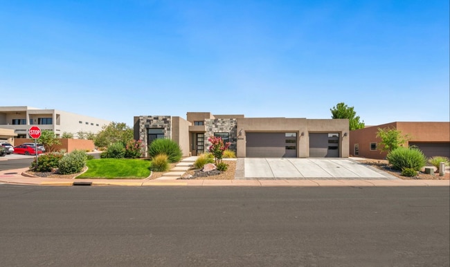Building Photo - Luxurous 4 Bedroom Golf Course Home