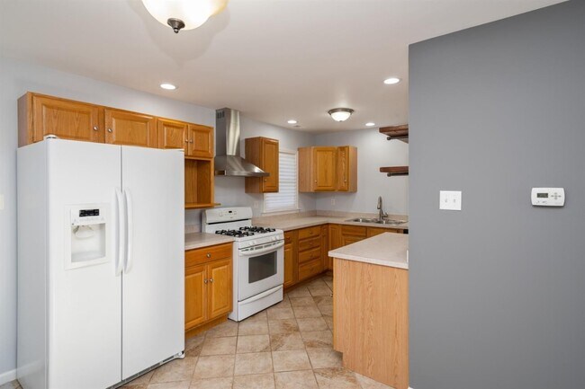 Building Photo - 3 bedroom / 1 bathroom Home for rent in Ho...