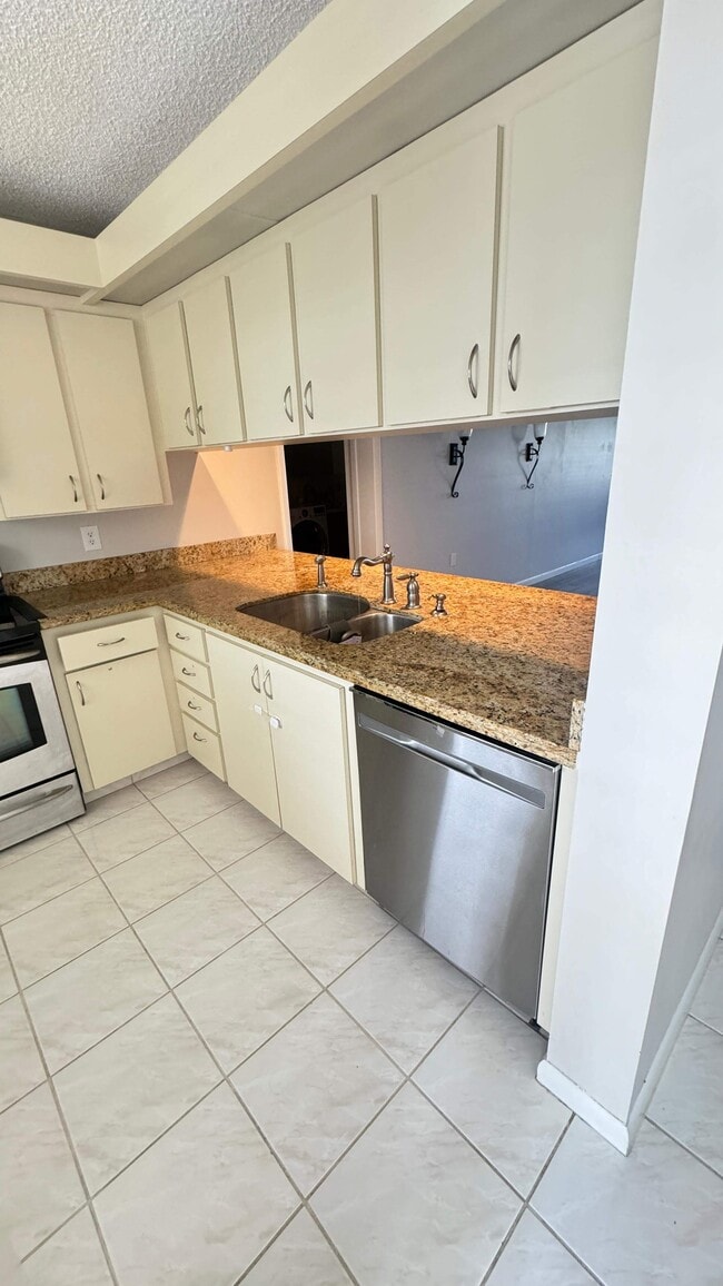 Building Photo - 6049 Balboa Cir