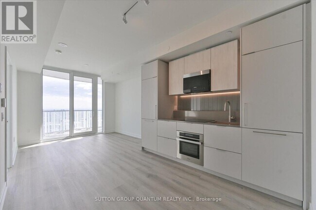 Photo du bâtiment - 1 Fairview Rd E