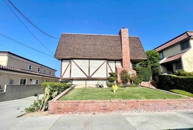 Foto del edificio - *** 3bed 2.5bath townhome near Mark Keppel...