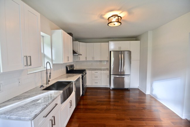 Foto del edificio - 147 Lachenour Avenue, Unit A - First Floor