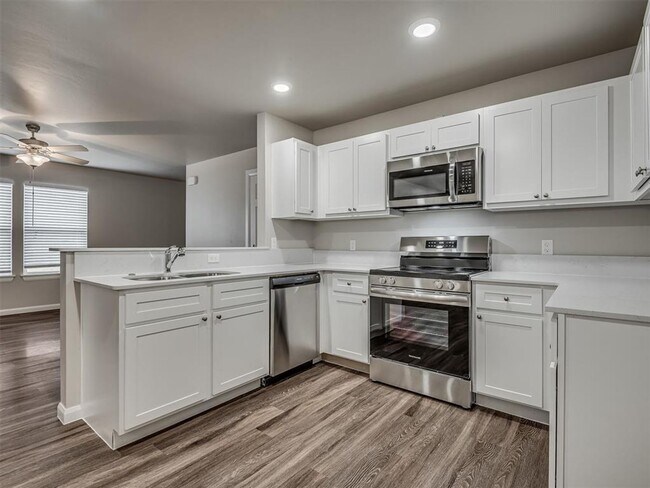 Foto del edificio - Modern 3-Bedroom Duplex Unit in Prime Yuko...