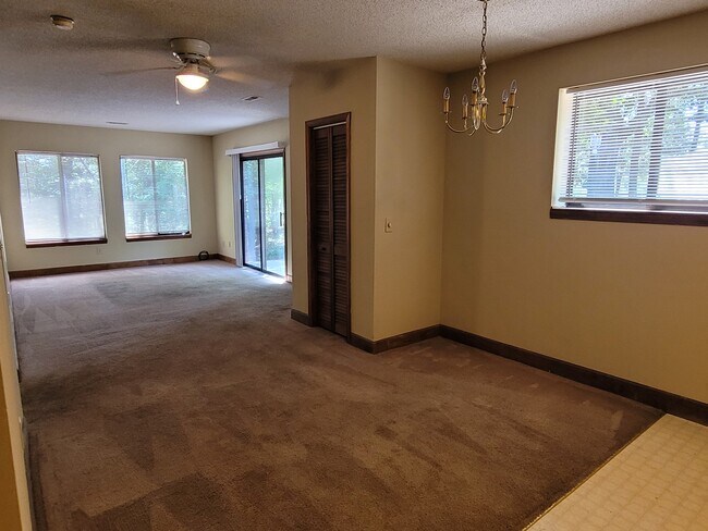 Living Room - 55 Greenleaf Ct