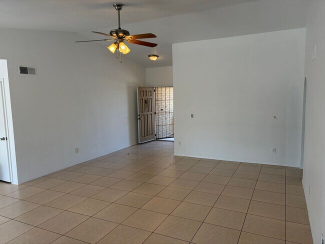 Foto del edificio - Enjoy Arizona living at its best in this updated 3-bedroom, 2-bath home with a private pool!