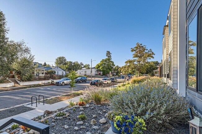 Building Photo - Stunning 3-Bedroom, 3.5-Bathroom Townhouse...