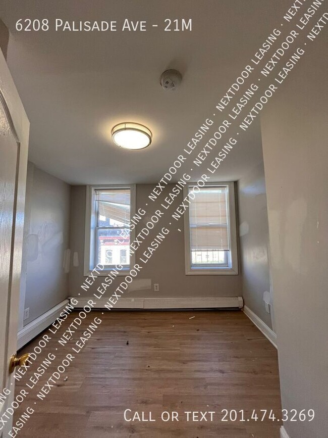 Foto del edificio - 6208 Palisade Ave