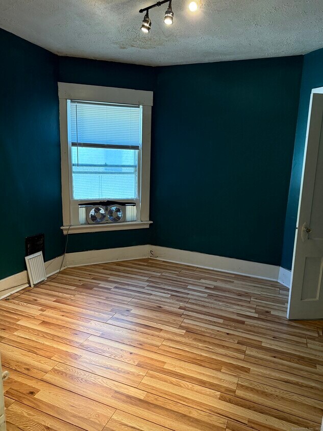 Foto principal - 30 Ellsworth Ave