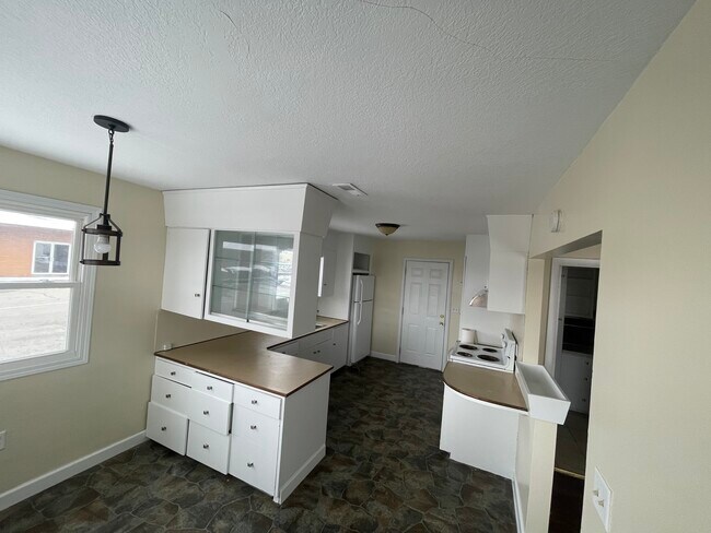 Kitchen - 203 E Lincoln Way