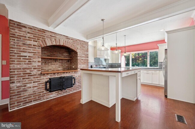 Building Photo - 700 Sproul Rd