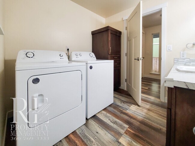 Foto del edificio - Modernized Two-Story with Open Layout, Gas Fireplace & Large Fenced Yard