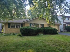 Building Photo - 608 Deerpath Dr