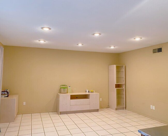 Building Photo - 324 S Palo Cedro Dr