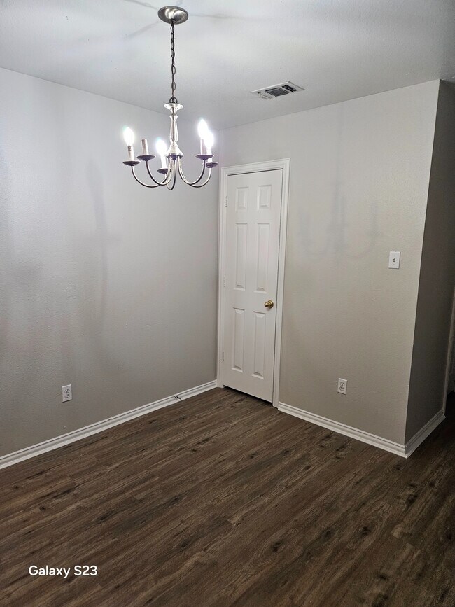 Foto del edificio - Room in Duplex on Stalcup Rd